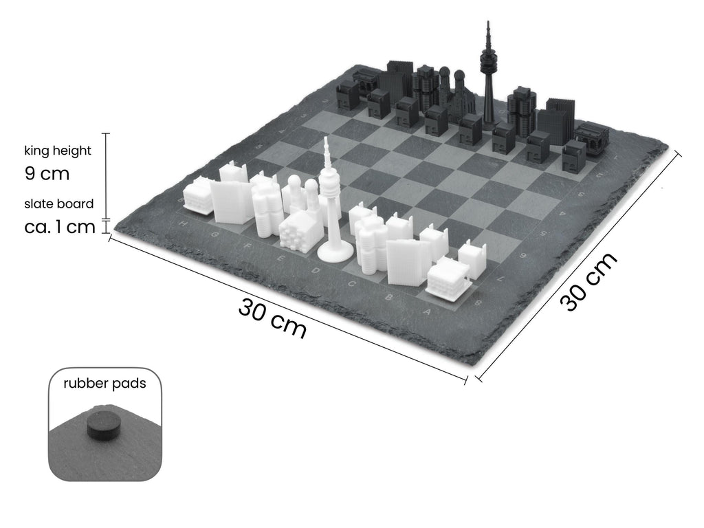 Abmessungen München Schachspiel: 30x30 cm Schieferbrett und 9 cm hoher Olympiaturm mit rutschfesten Gummifüßen (Rubber Pads).