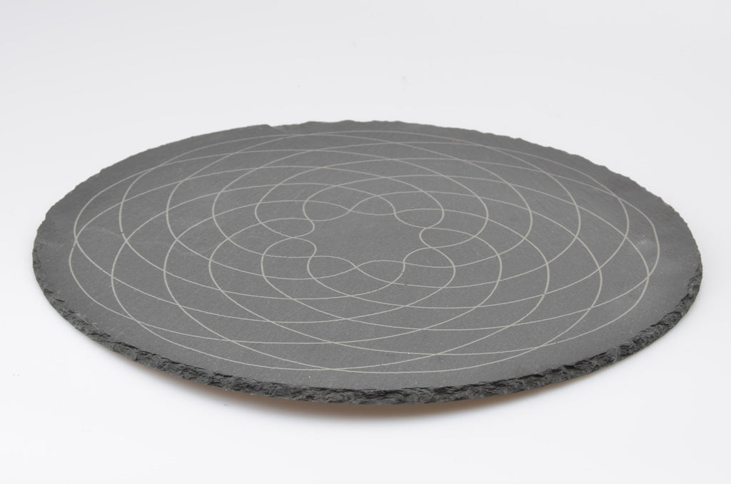 Perspektive leeres Baduk-Spielbrett: Flache Schieferplatte mit feiner grauer Lasergravur.