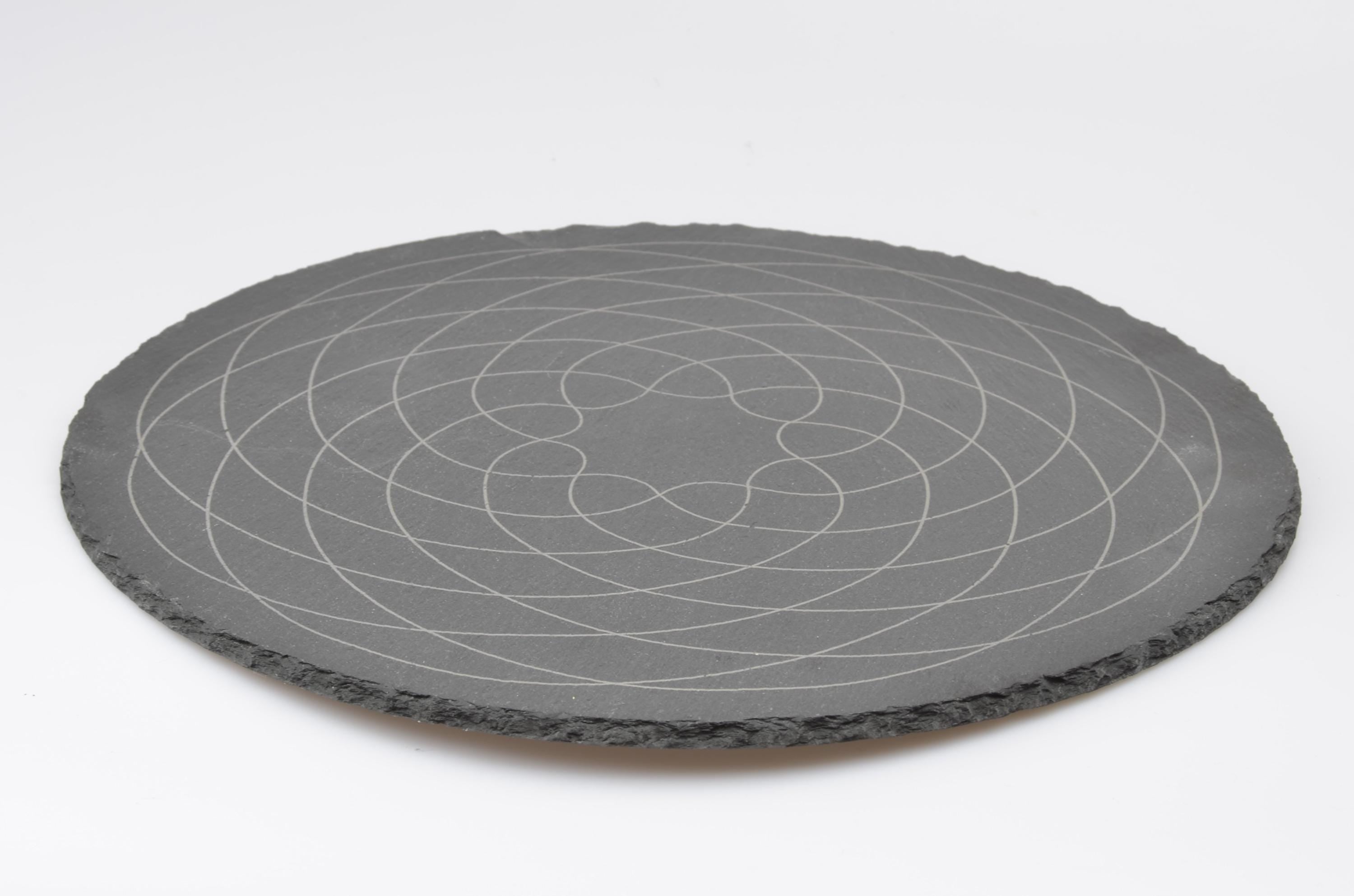 Perspektive leeres Baduk-Spielbrett: Flache Schieferplatte mit feiner grauer Lasergravur.