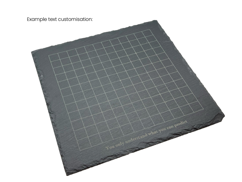 Go-Brett mit Wunschtext: Beispiel für eine Text-Gravur auf dem dunklen Naturstein.