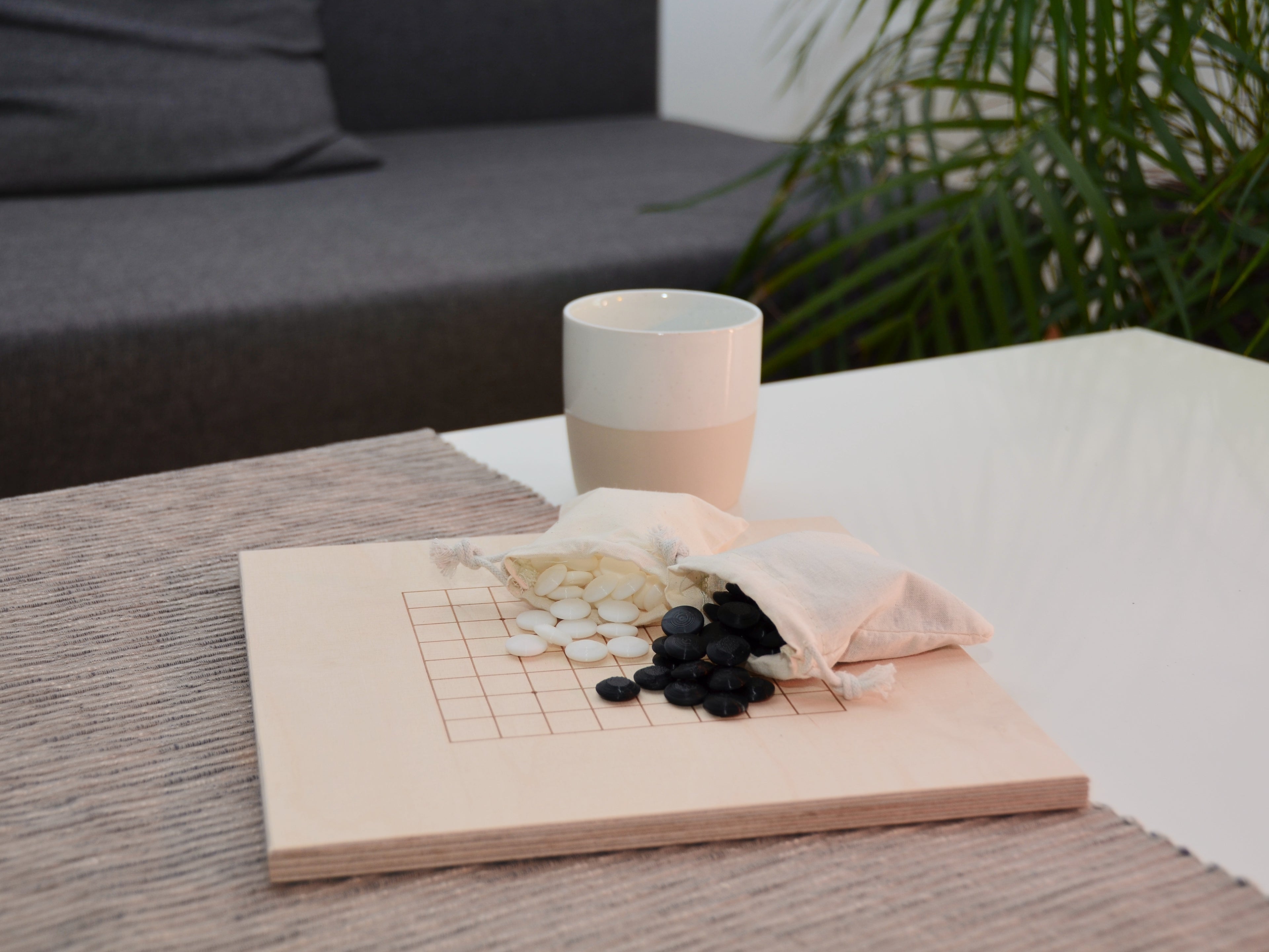 Hölzernes Go-Brett im Wohnzimmer: Natürliches Design auf dem Couchtisch dekoriert für entspannte Spieleabende.