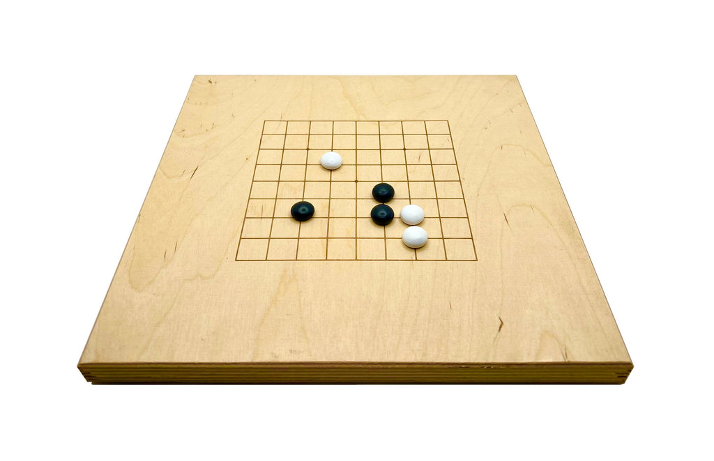 Go Spiel 9x9 Holz Raster: Perspektivische Ansicht mit Spielsteinen für schnelle Partien oder Einsteiger.