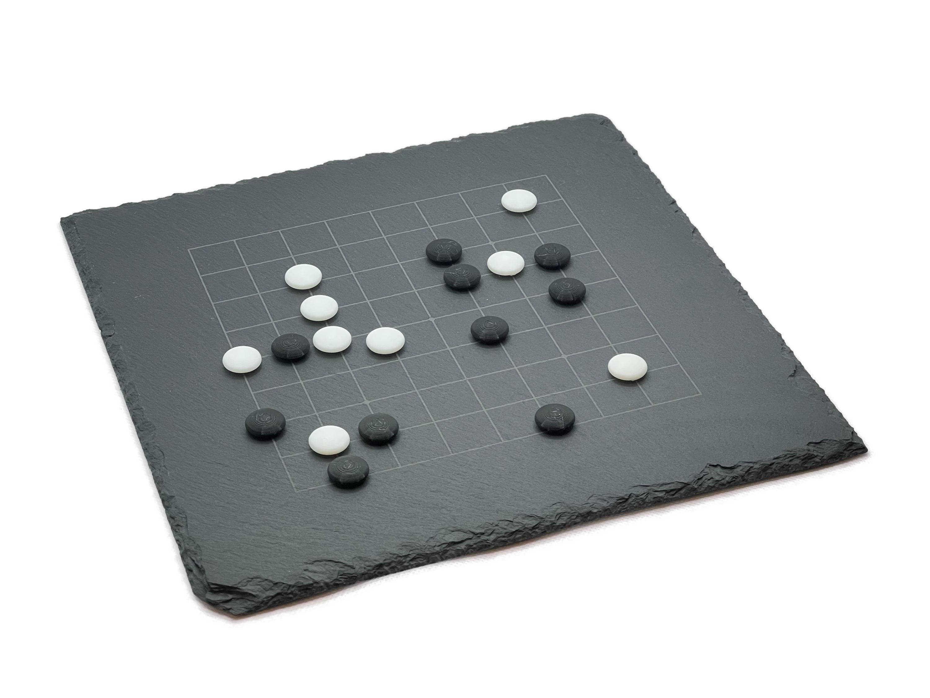Go Spiel 9x9 aus Schiefer: Kompaktes quadratisches Spielbrett mit schwarzen und weißen Steinen für Einsteiger.