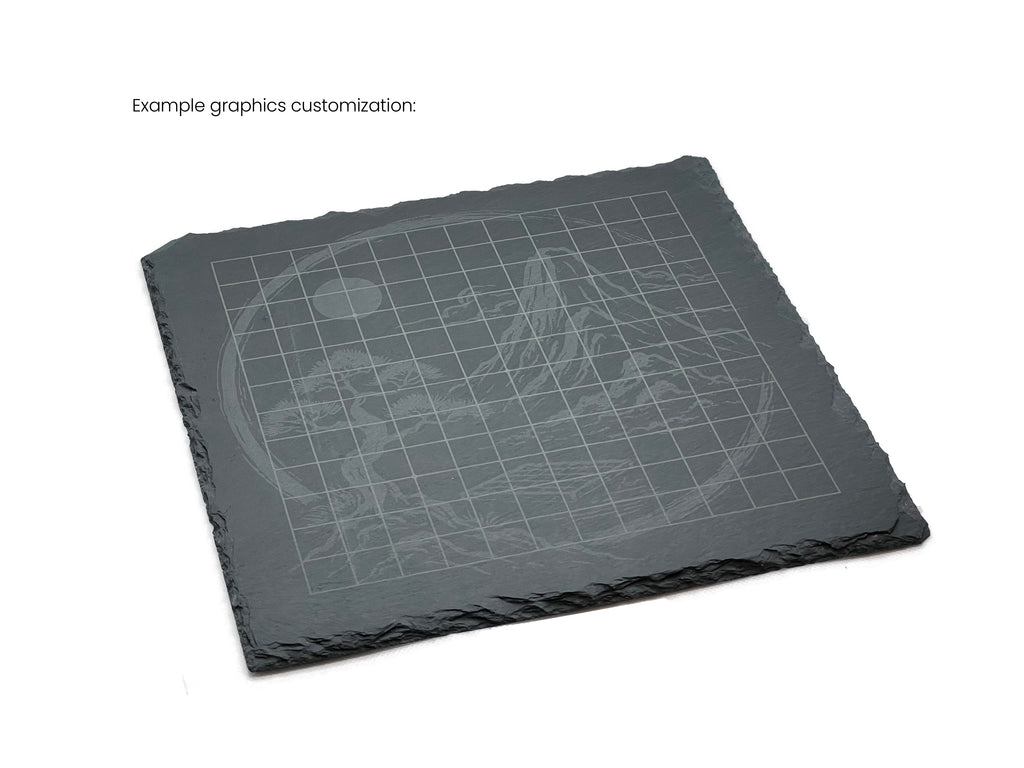 Personalisiertes Go-Spiel: Beispiel für eine grafische Lasergravur (Landschaft) auf der Rückseite des Schieferbretts.