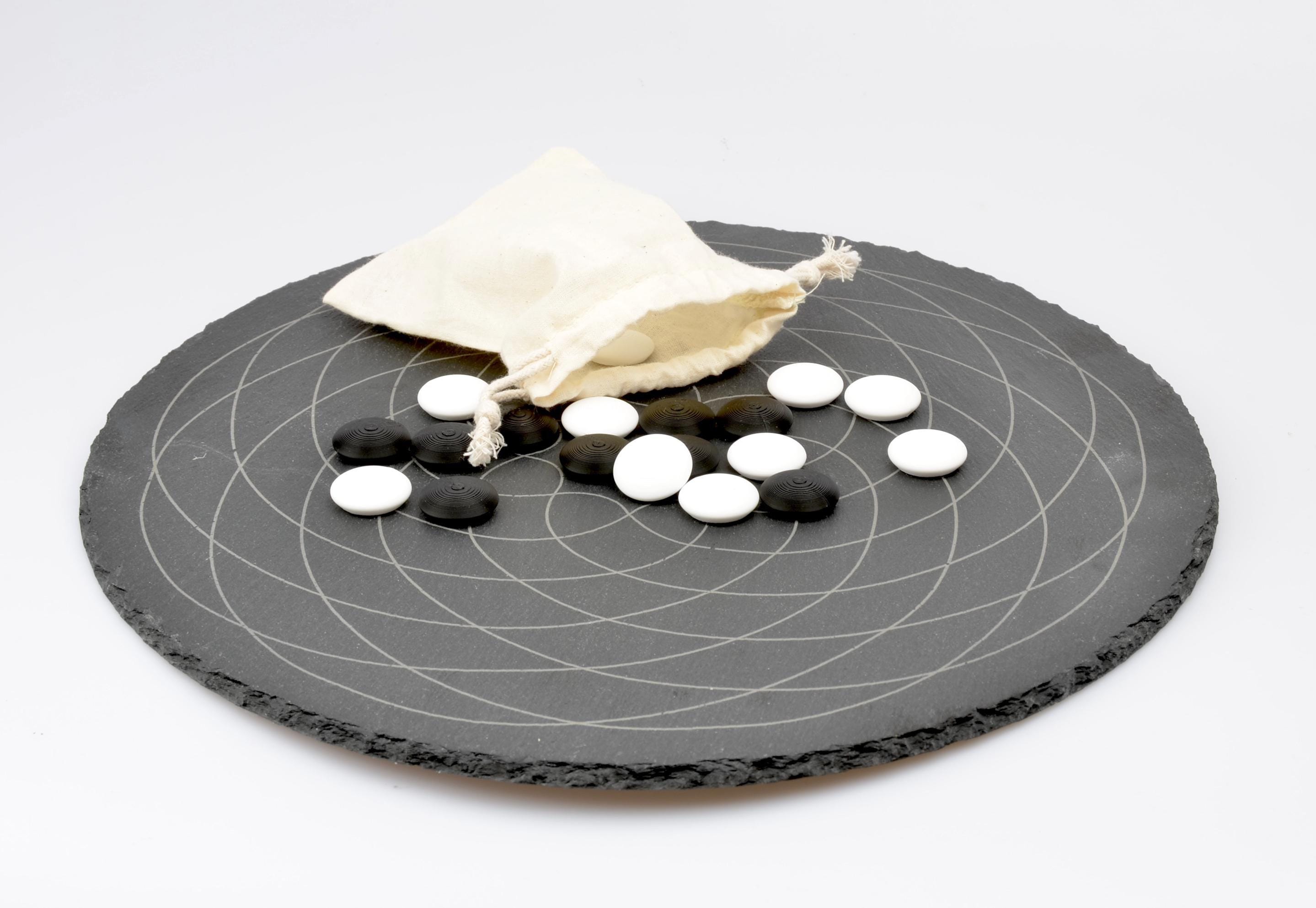Rundes Go-Spiel Set aus Schiefer: Ø30cm Spielbrett mit schwarzen und weißen Linsensteinen sowie Aufbewahrungsbeutel.