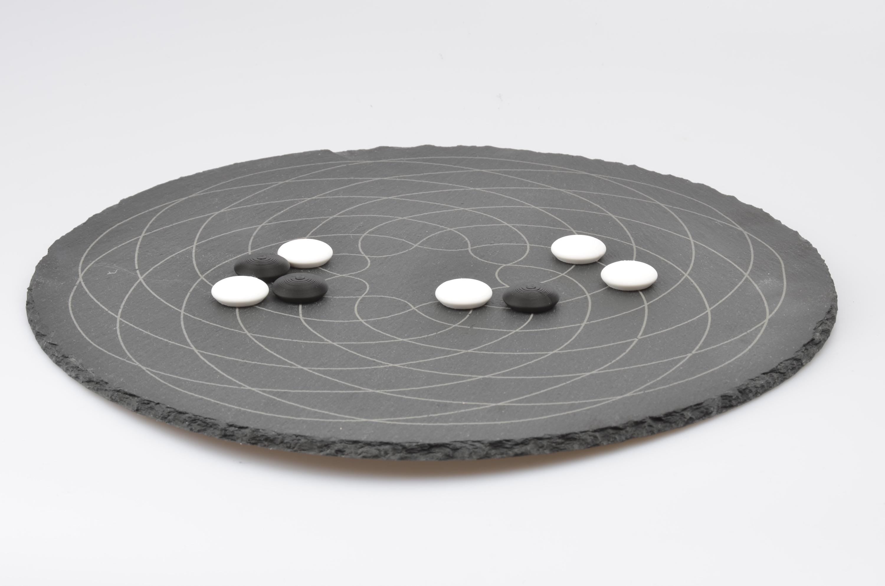 Go Strategie-Spiel Aufbau: Platzierte Spielsteine auf dem runden Design-Brett in Spielsituation.