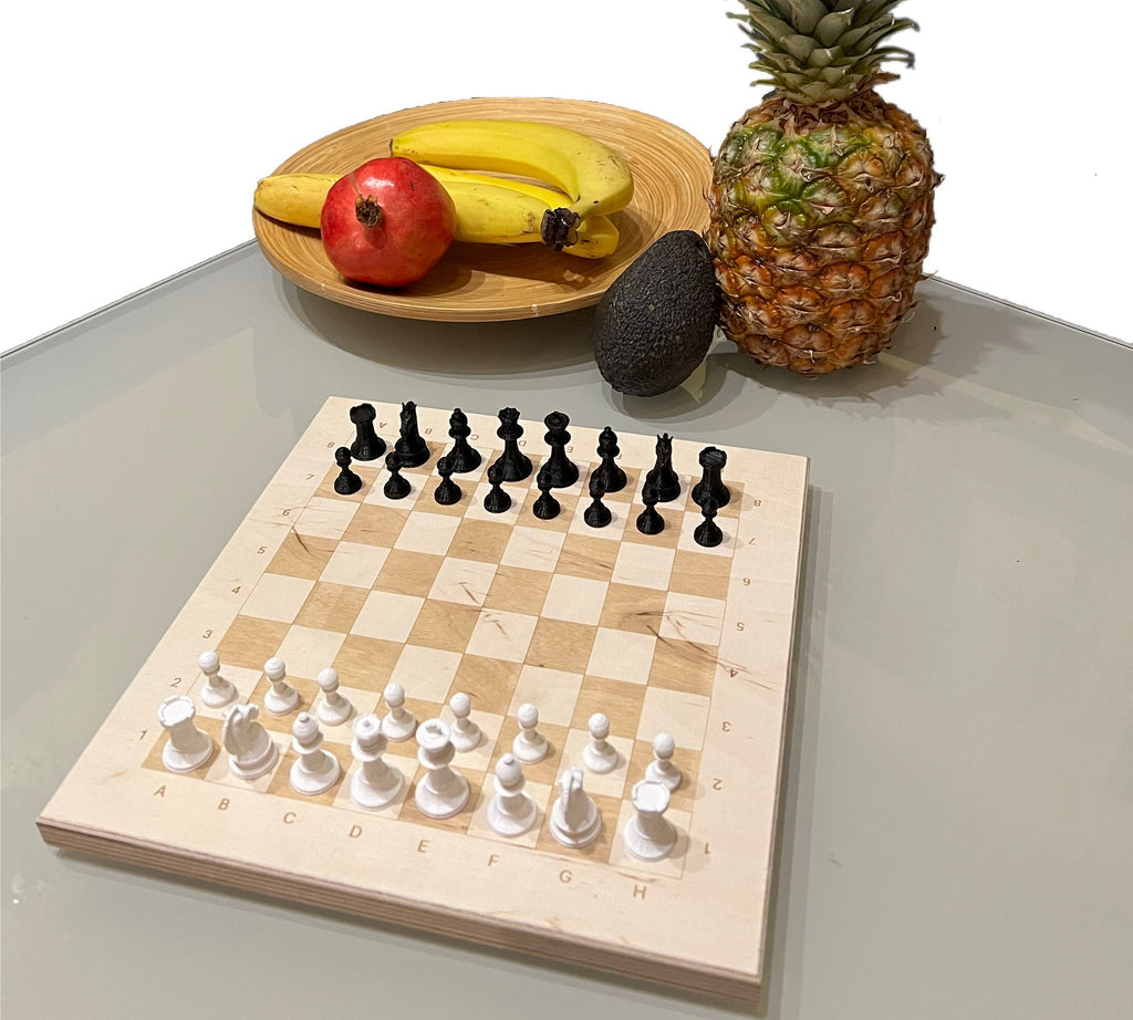 Klassisches Schachbrett aus Holz als stilvolle Deko auf dem Wohnzimmertisch platziert.