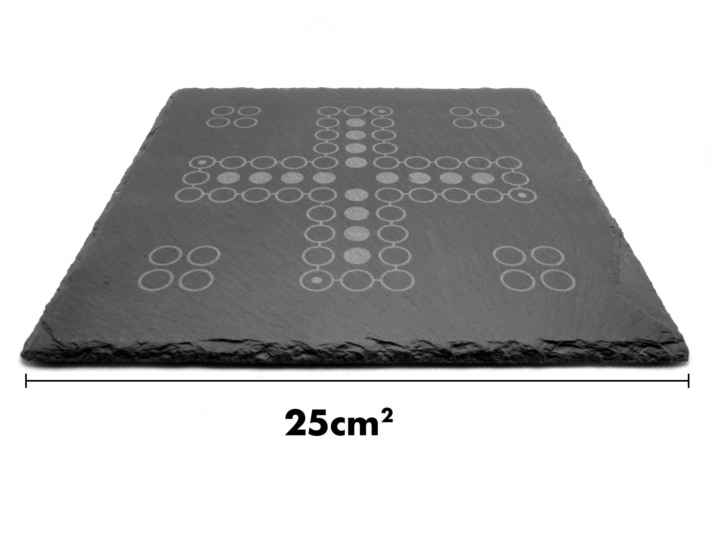 Maße Ludo Schieferbrett: 25x25 cm große Naturschieferplatte mit lasergraviertem Spielfeld.