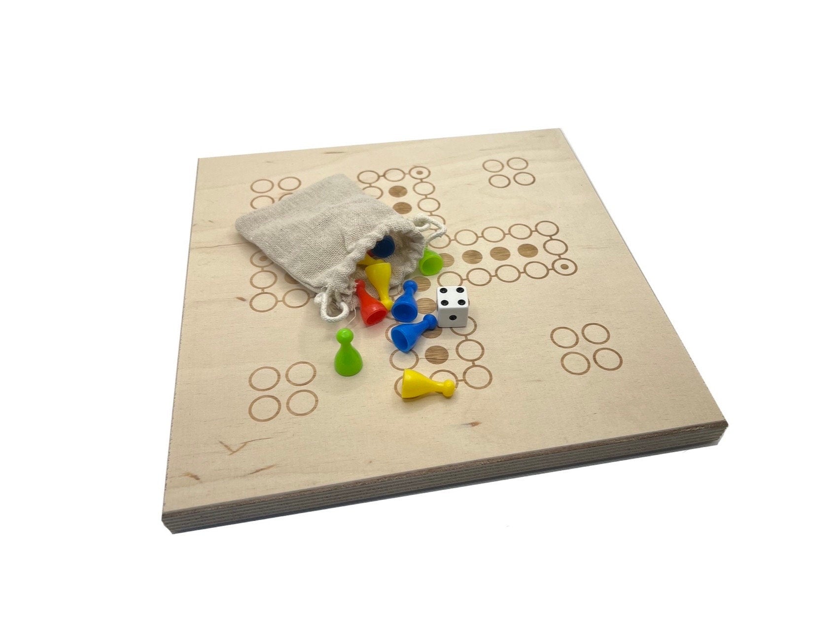 Ludo Spielset Lieferumfang: Holzbrett mit Stoffbeutel zur Aufbewahrung der Würfel und farbigen Spielfiguren.