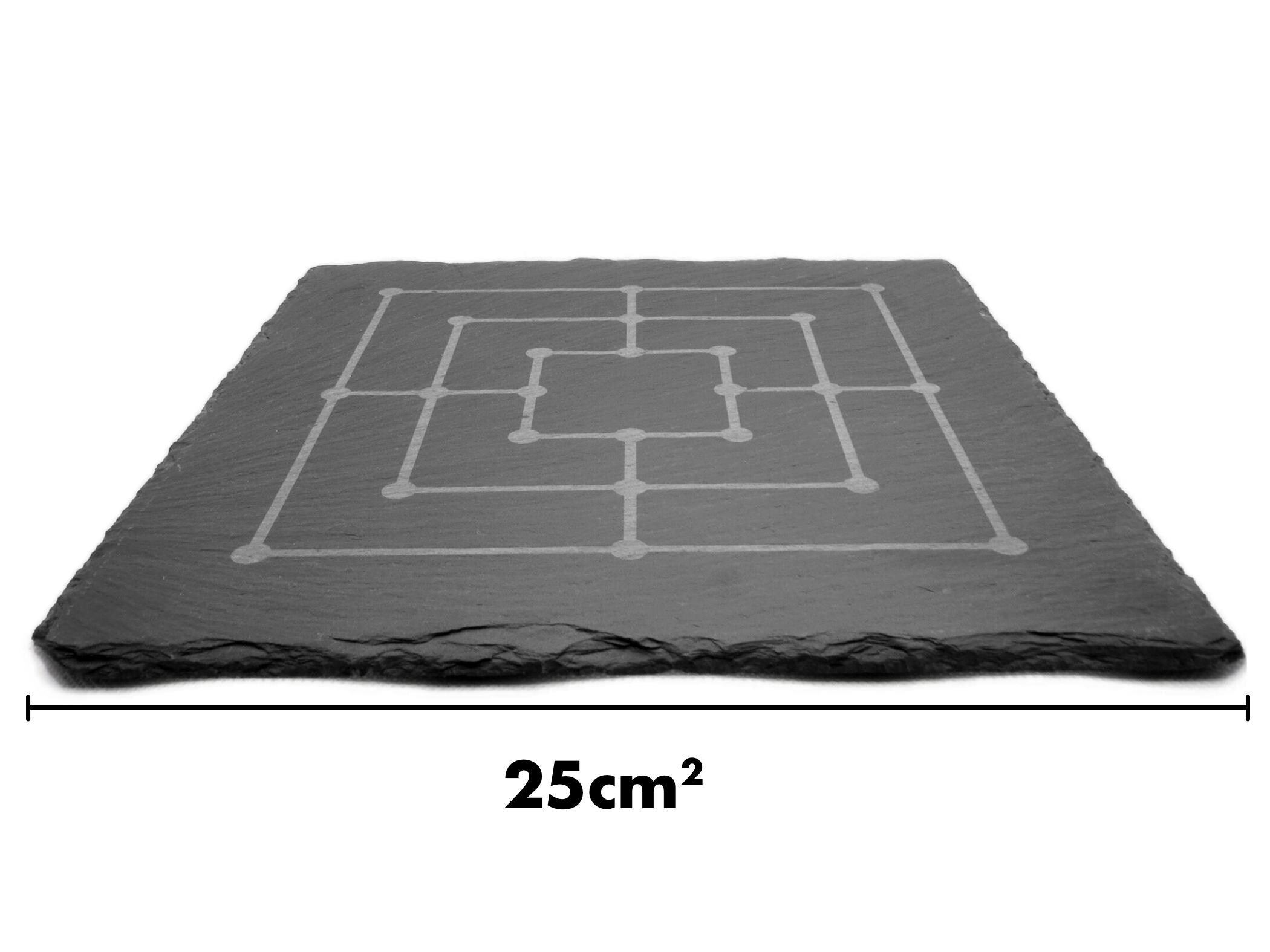 Maße Mühle-Spielbrett: 25x25 cm große Naturschieferplatte mit präziser Lasergravur des Mühle-Spielfelds.