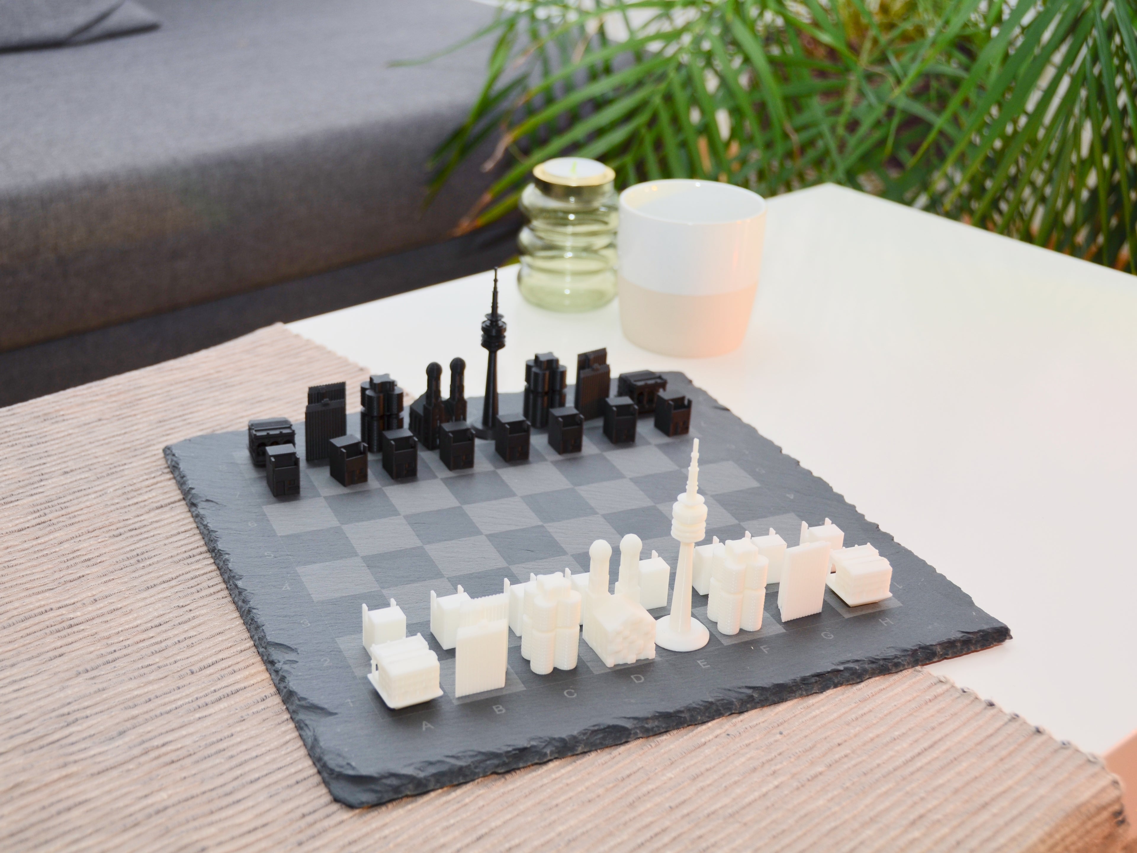 Modernes München Schachspiel als Deko-Objekt auf einem Couchtisch – hochwertiges Schiefer-Design Geschenk für München-Liebhaber.