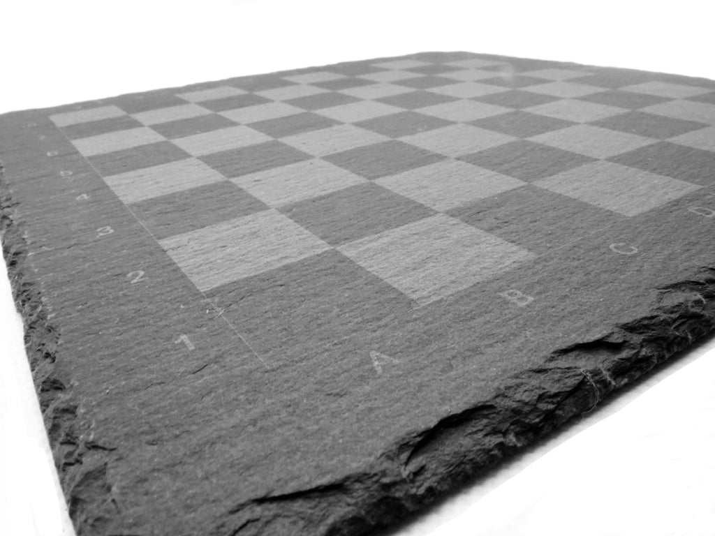 Leeres Schachbrett aus Naturschiefer: Lasergravierte Spielfelder und natürliche Bruchkanten im Detail.