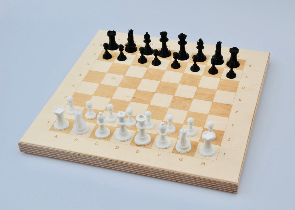 Schach spielen auf Holzbrett: Hand führt strategischen Zug mit weißer Figur auf dem lasergravierten Spielfeld aus.