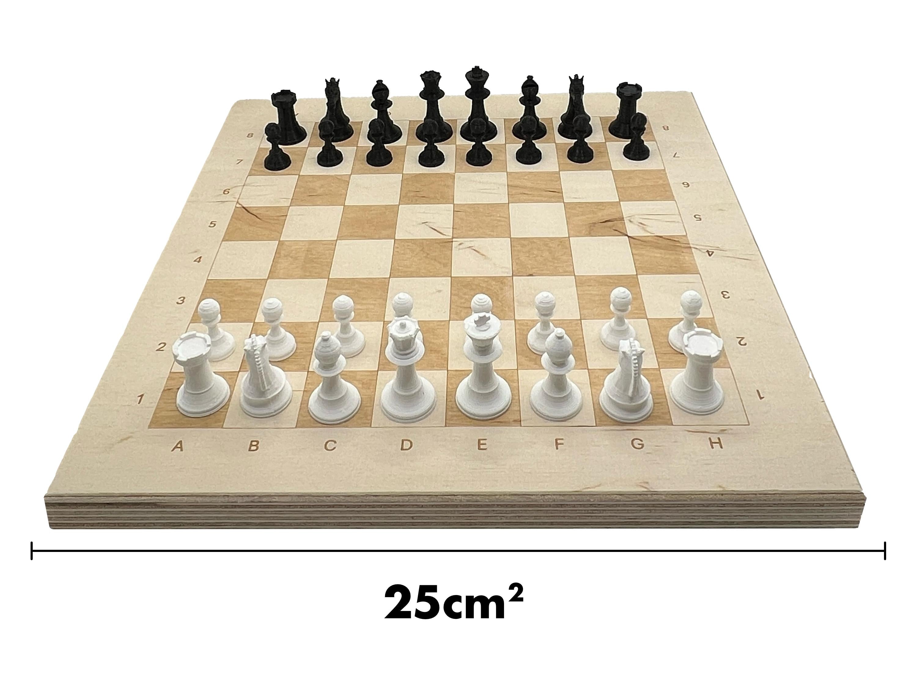 Maße Holz-Schachspiel: Kompaktes 25x25 cm Echtholz-Brett mit kompletter Aufstellung der Figuren.