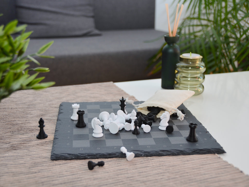 Schachset Zubehör: Leinenbeutel zur Aufbewahrung der nachhaltigen 3D-Druck Schachfiguren auf dem Steinbrett.