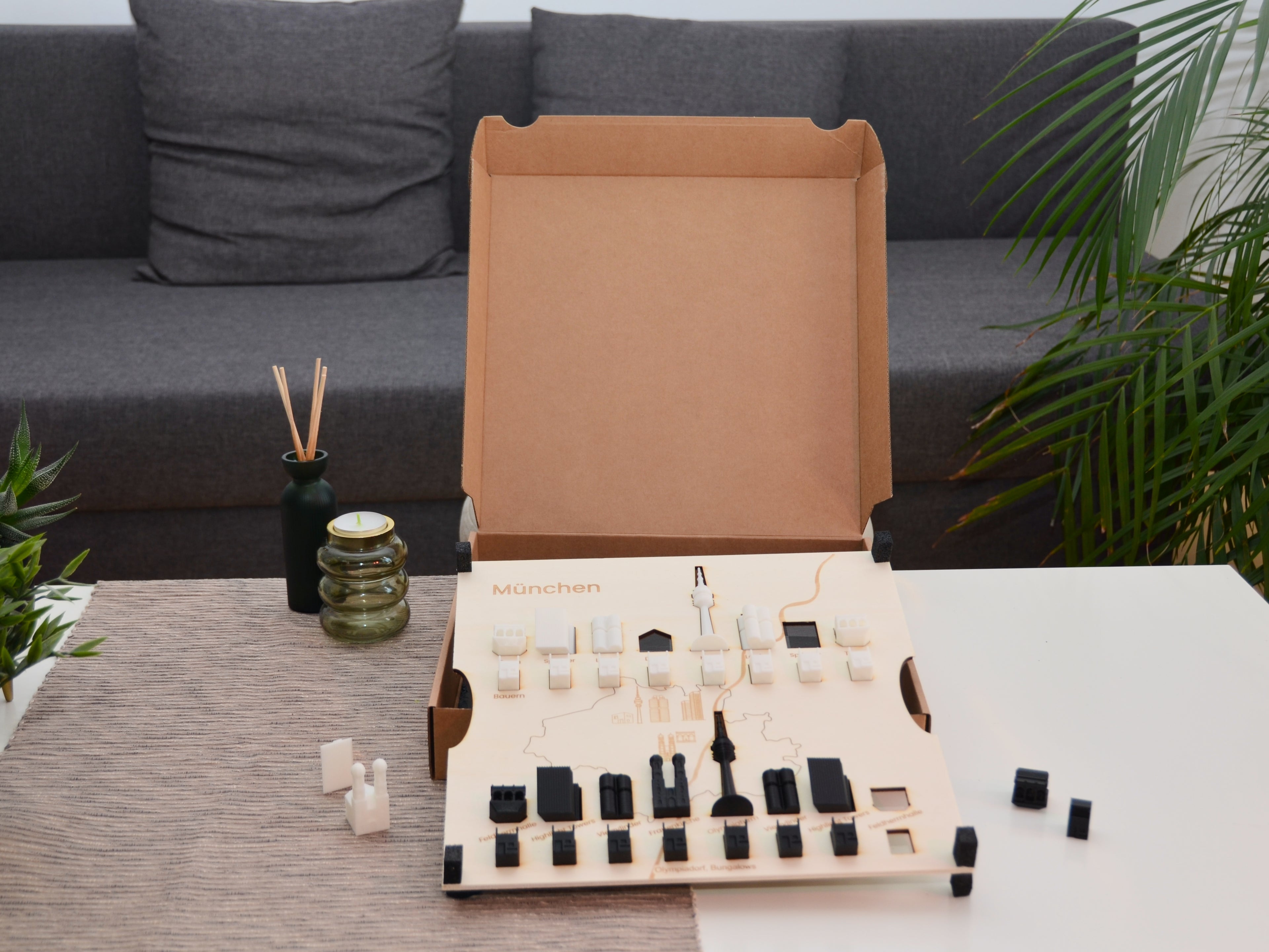 Plastikfreie Geschenkverpackung des München Schachspiels: Geöffnete Box mit sicherer Einlage für die nachhaltigen PLA-Figuren.