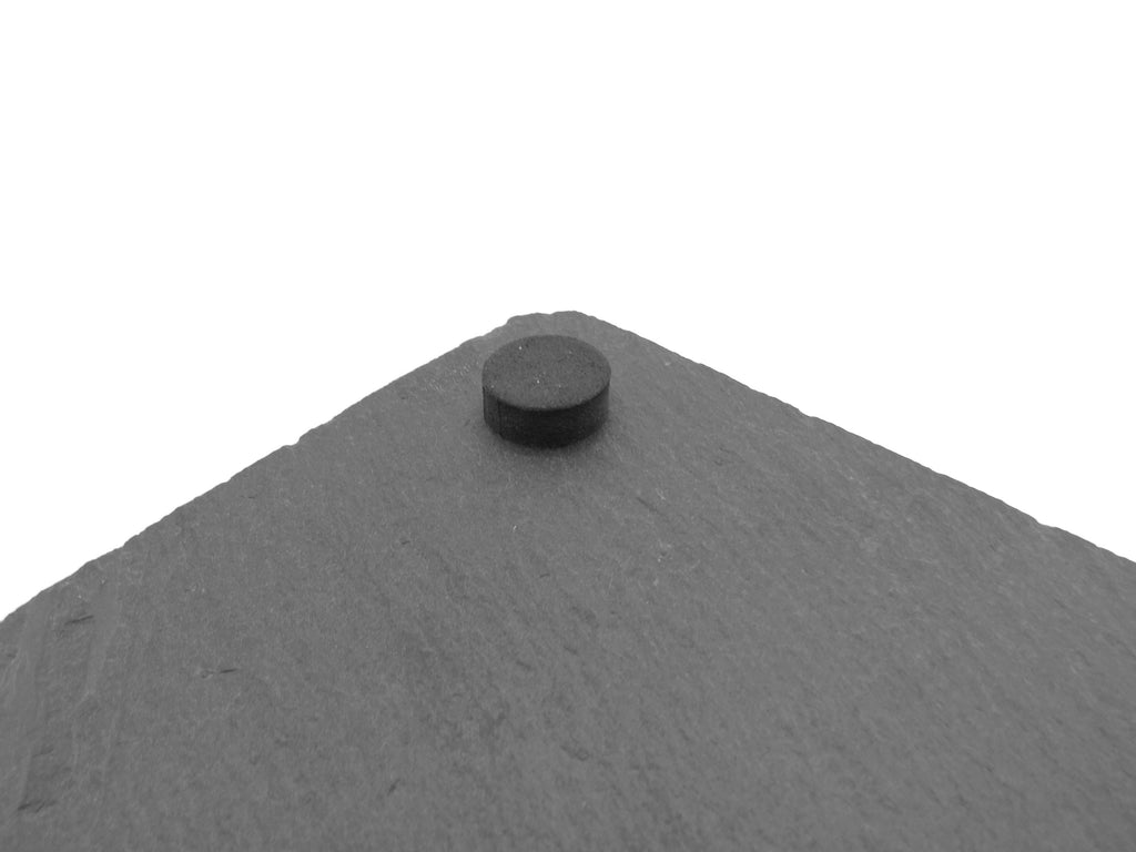 Detailansicht der Schieferstruktur: Natürliche Bruchkanten und graue Oberfläche des Mühle-Spielbretts. Rubber pads.